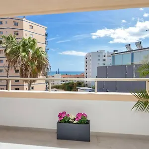 gran-terraza-andando-a-la-playa-puerto-marina.hotelsinnerja.org/
